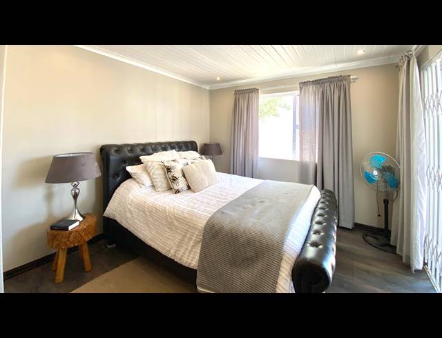 4 BEDROOM HOUSE FOR SALE IN VELDDRIF